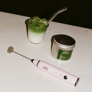 Klasyczna matcha z spieniacz superfood
