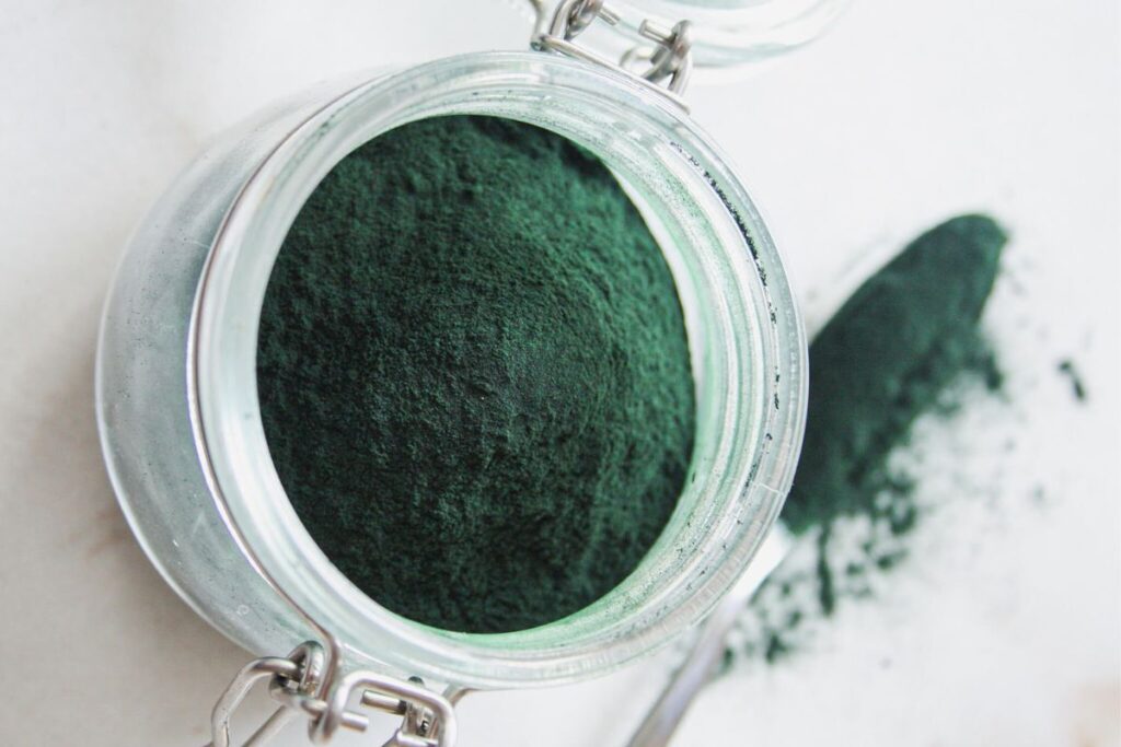 Benefits of spirulina: what are the effects of the emerald coloured powder?