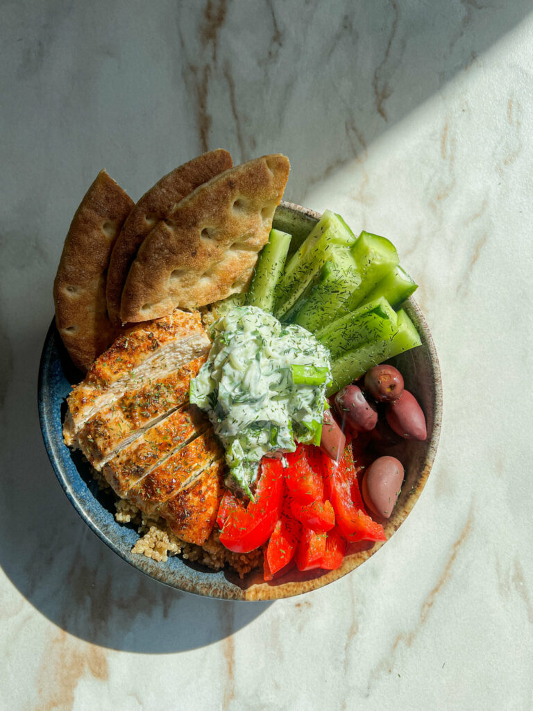 Grecki bowl z kurczakiem i sosem tzatziki