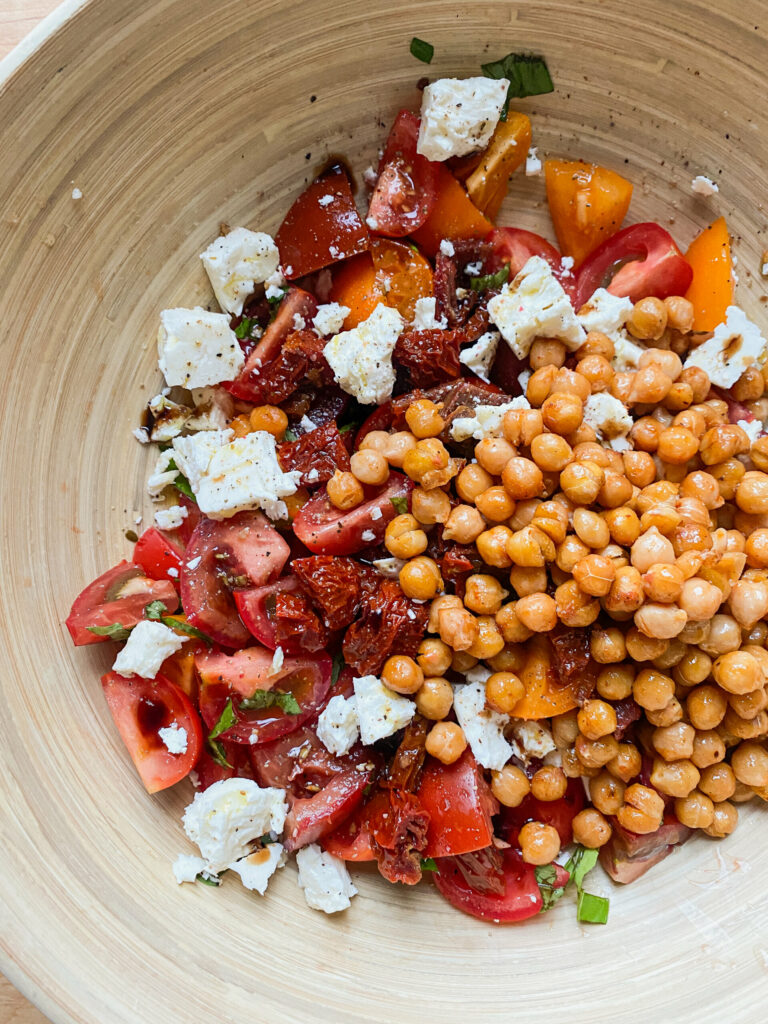 Sycylijska sałatka z ciecierzycą i fetą