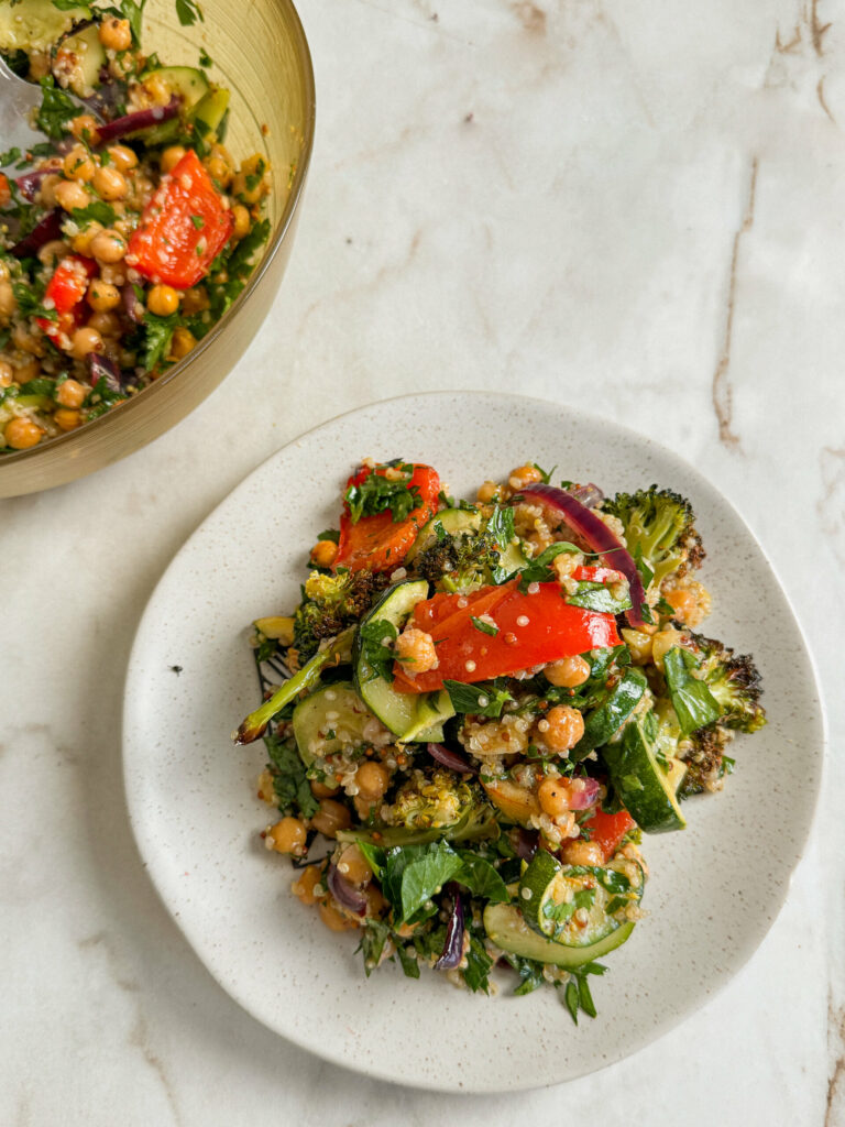 Sałatka z pieczonych warzyw z sosem z pieczonej cytryny