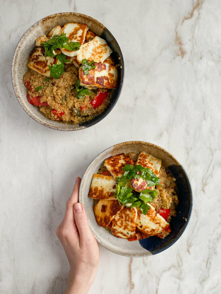 Sałatka z komosy ryżowej (quinoa) i sera halloumi z sosem cytrynowym 🍋
