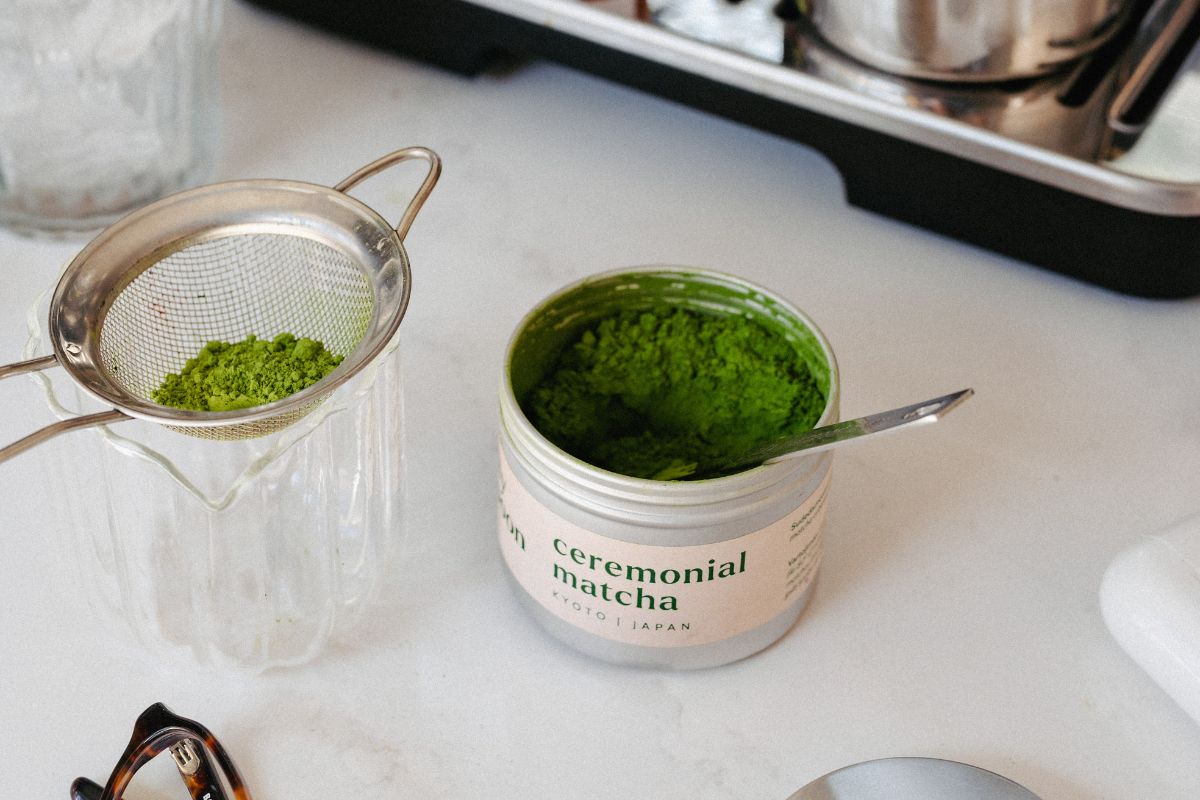 Matcha i sitko do usuwania grudek