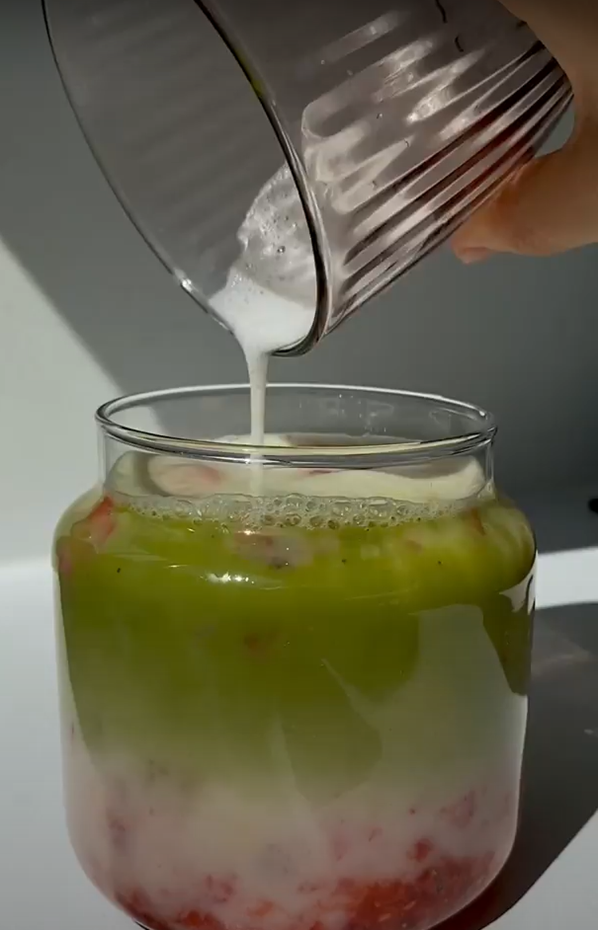 Truskawkowa matcha latte