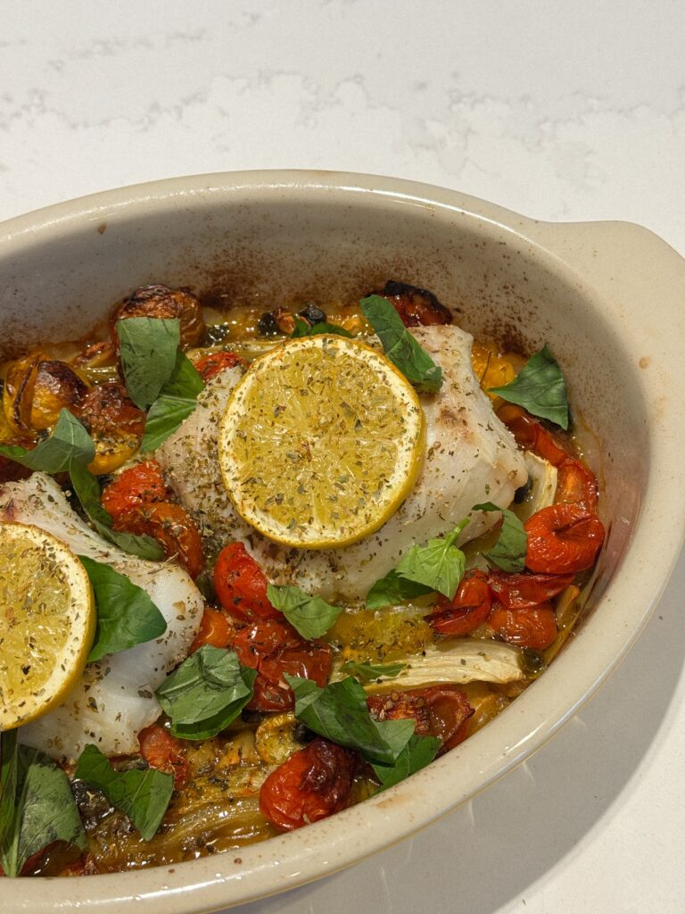 Dorsz w stylu śródziemnomorskim z pomidorami, koprem włoskim i 🍋